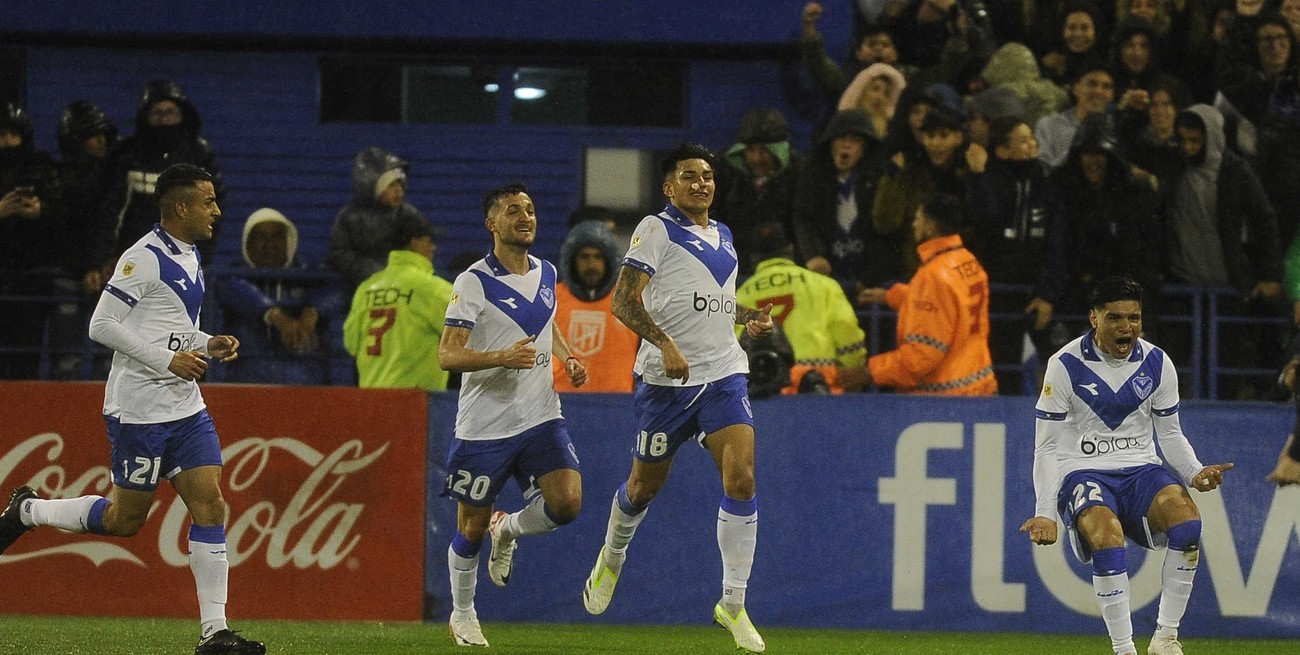 Vélez venció a River, tomó aire y puso la parte baja de la tabla al rojo vivo