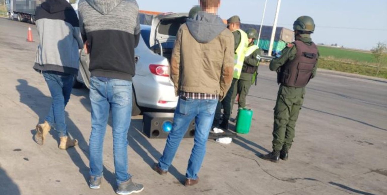 Decomisan una mochila repleta de dólares a bolivianos que viajaban por Santa Fe