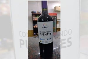 Fue asado de camaradería bajo el lema Construyendo Puentes donde incluso la etiqueta de los vinos llevaba la consigna.