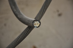 Cables cortados en la Casabomba Cero. Mauricio Garín.