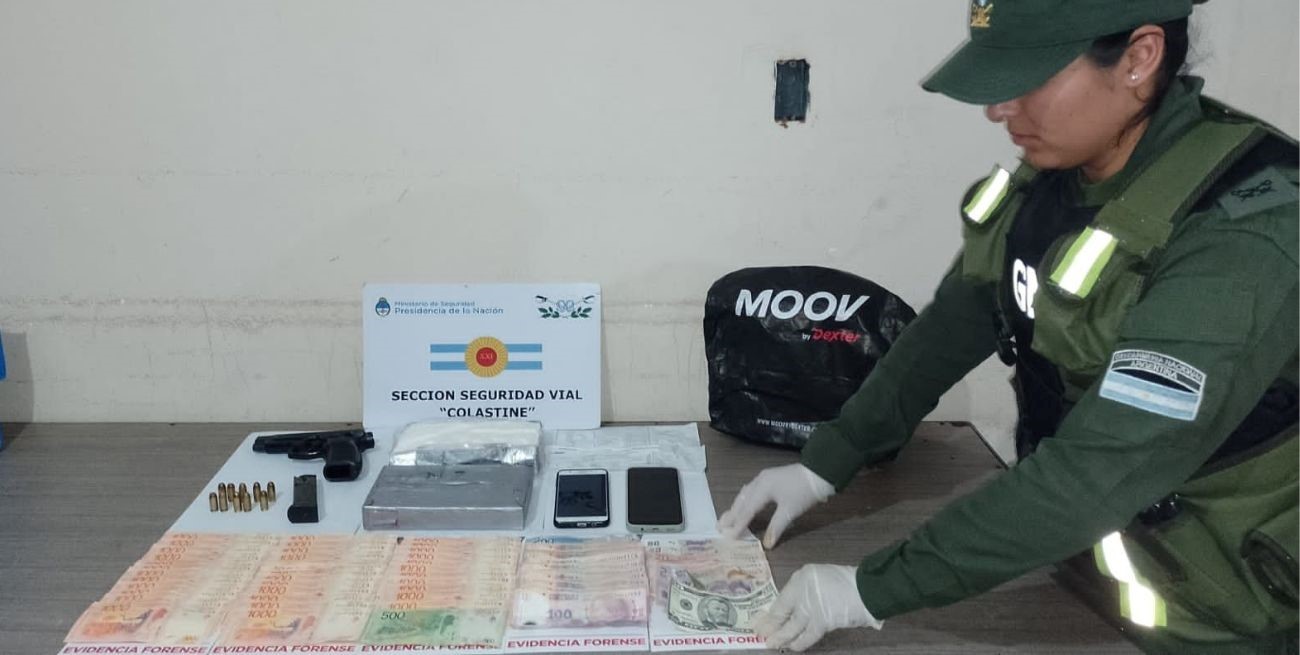 Pasajero de taxi fue detenido con un arma de fuego y dos kilos de cocaína