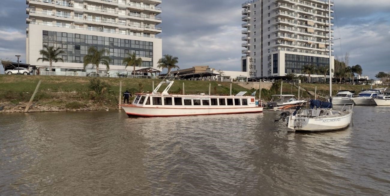 Qué es el lanchón de pasajeros que arribó al Puerto
