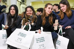 Siliano agradeció la presencia de la ministra y su equipo e indicó: “Permanentemente desde el Ministerio nos están acercando la posibilidad de tener programas para la localidad, como el Plan Incluir, a través del cual hemos comprado maquinaria para trabajar con el plástico, con el cartón”.