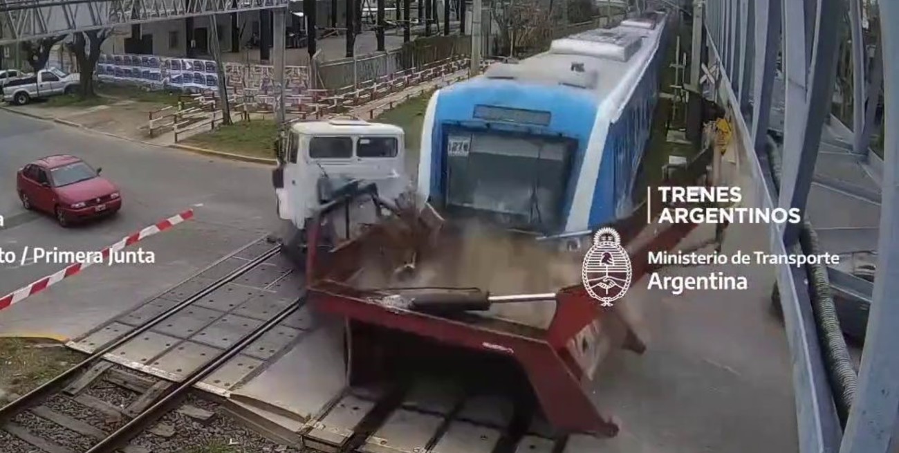 Video: un tren embistió a un camión que cruzó las vías con las barreras bajas en Quilmes