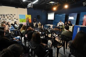 Estudiantes, profesores y decanos estuvieron presentes en el conversatorio. Crédito: Pablo Aguirre