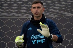 Dibu Martínez evoluciona según lo esperado y estará en el estreno mundialista. Crédito: AFA