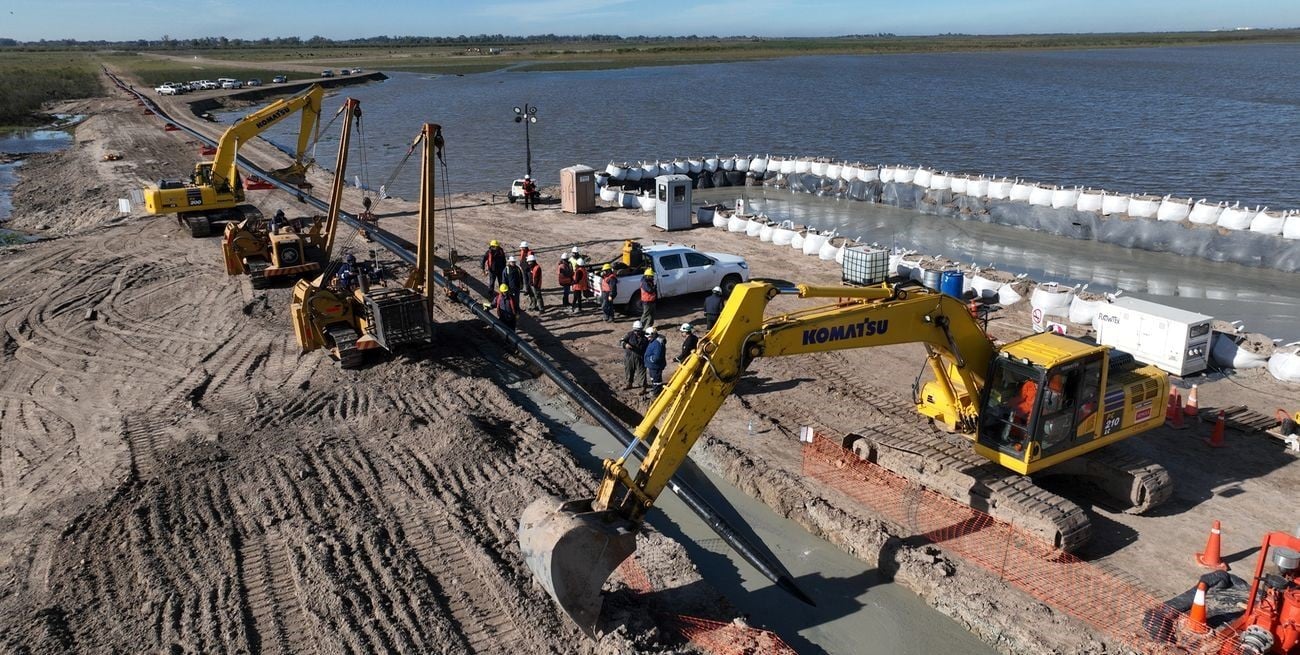 Gasoducto Gran Santa Fe: colocan la cañería para completar el cruce histórico de la laguna 