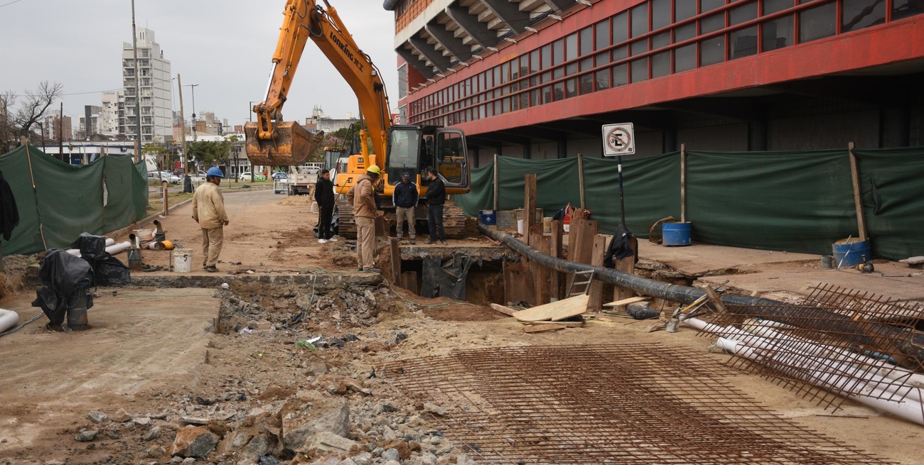 Socavón frente a Unión: completaron la renovación del colector cloacal