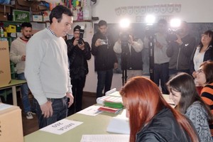 El candidato a intendente de la ciudad emitió su voto en la escuela Luis María Drago.