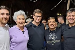 Santiago Pestarini, Mónica Rivello -concejales-, Mariano Busso -intendente-, Javier Cantero -concejal-, y Leo Diana -senador-, de la ciudad de Gálvez. Crédito: Portal de Medios.