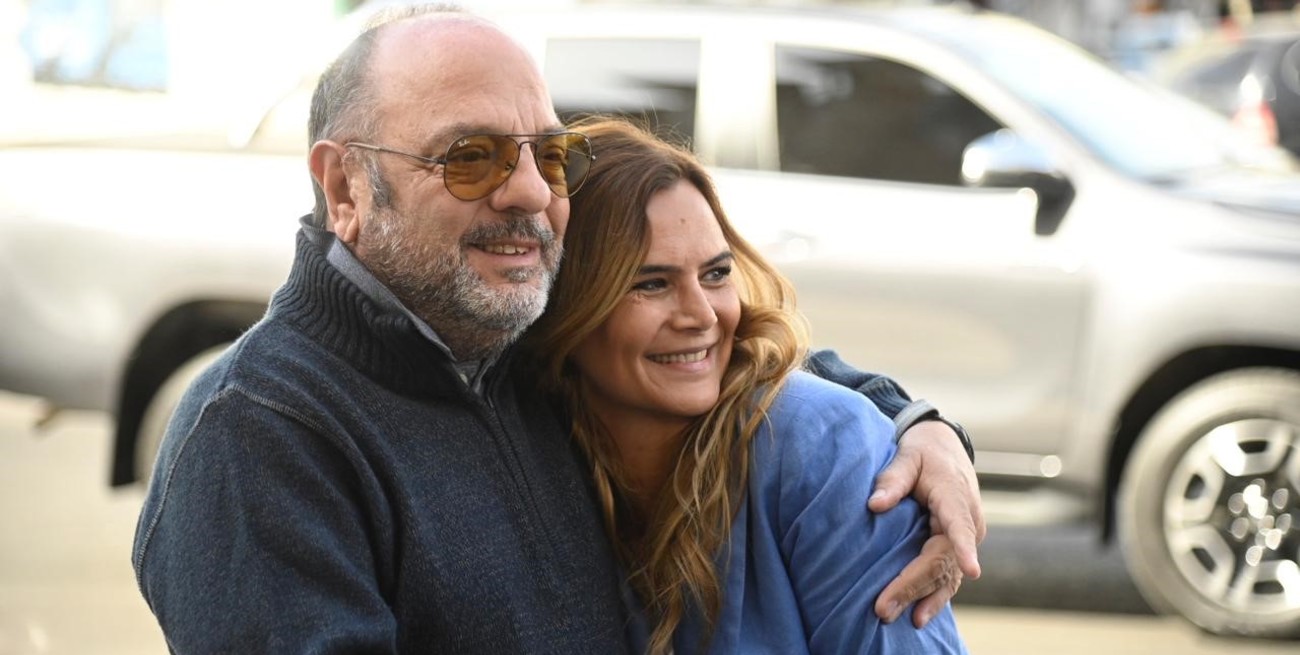 Amalia Granata votó acompañada por el periodista Baby Etchecopar
