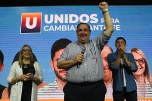 La alegría de Juan Pablo Poletti en el momento de los festejos. En la imagen, junto a los otros dos ganadores en el Departamento La Capital, Silvina Cian (Concejo) y Paco Garibaldi (Senado). Pablo Aguirre