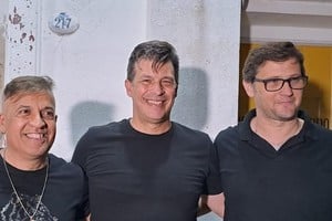 Javier Cantero, electo concejal, Leonardo Diana, reelecto como senador y Mariano Busso, nuevo intendente. Gran alegría en Gálvez. Crédito: Portal de Medios.