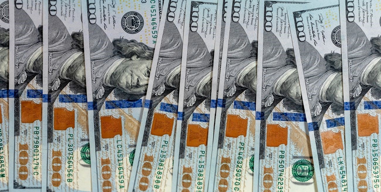 Retrocedió el dólar blue: a cuánto cerró este martes 