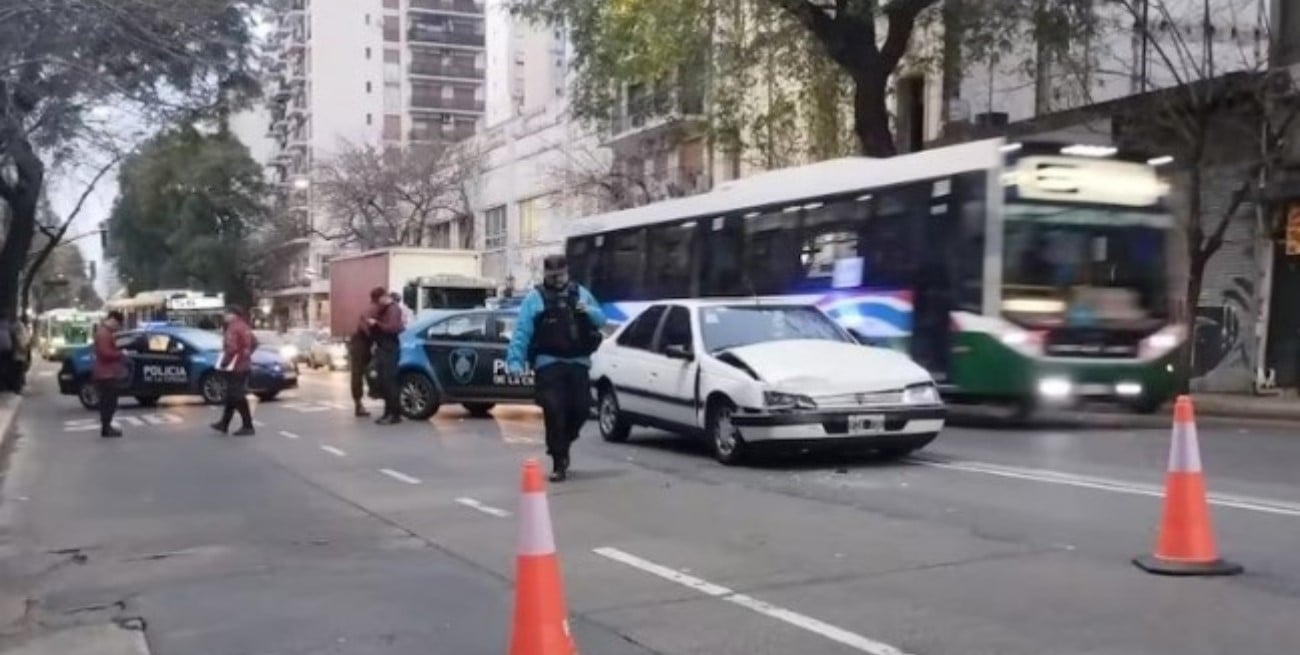 Se descompensó, chocó contra un taxi y murió en ciudad de Buenos Aires