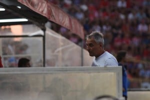 Bajo el signo de Leo. Madelón, luego de experiencias en Arsenal, Platense y Central Córdoba de Santiago del Estero, asume el desafío de salvar a Gimnasia de La Plata del descenso en estas fechas que faltan. Créditos: Manuel Fabatía