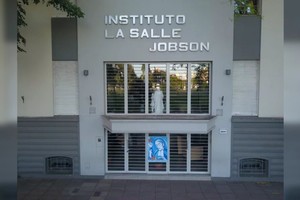 Frente del del colegio La Salle Jobson.
