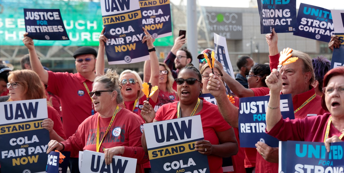 Estados Unidos: tres grandes fabricantes de automóviles, en  huelga