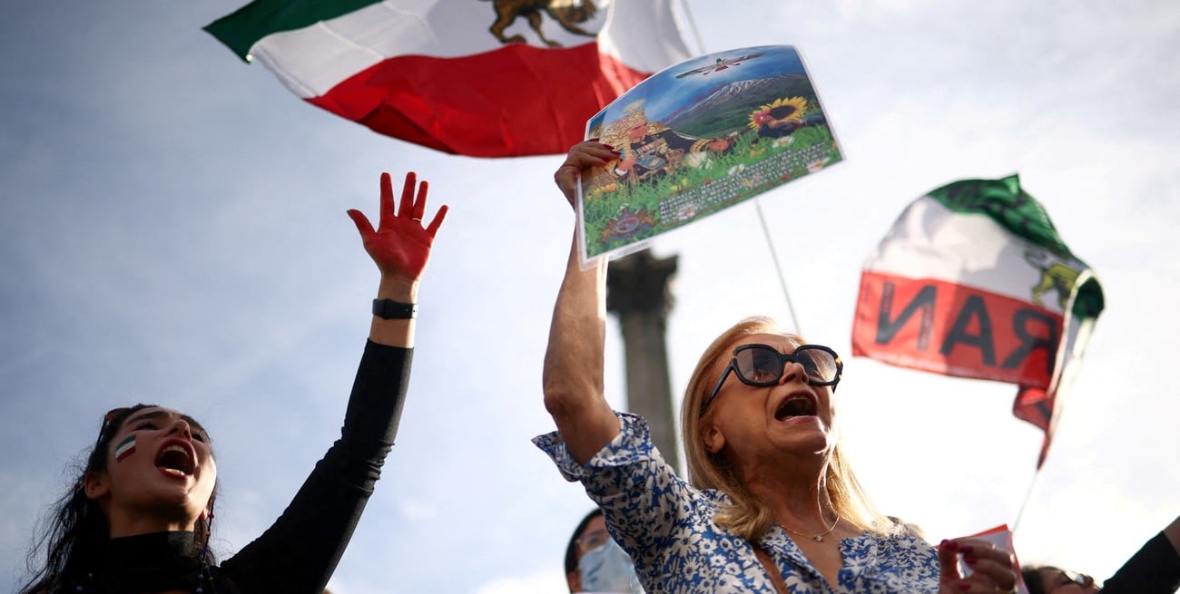 A un año de la muerte de Mahsa Amini, mujeres iraníes aún desafían obligación de usar el velo