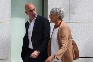 Luis Rubiales acompañado de su abogada, Olga Tubau. Crédito: Isabel Infantes / Reuters