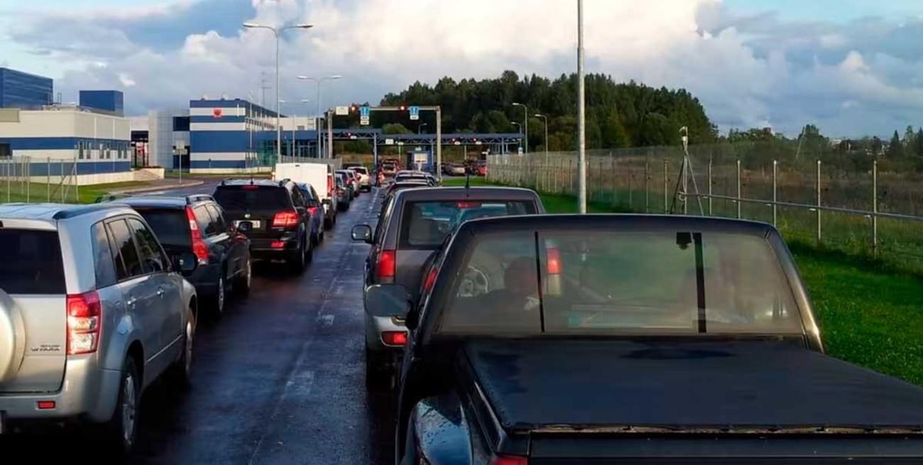 Polonia prohíbe el ingreso de automóviles con patentes rusas