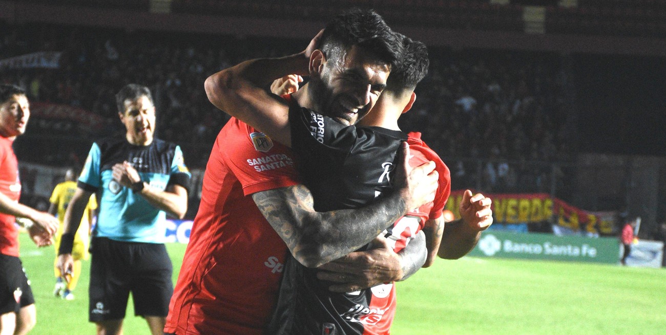 Colón zafa de abajo pero está mirando a todos desde arriba