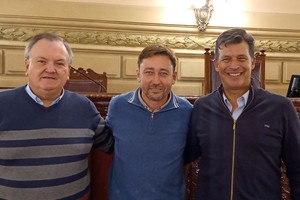 Esteban Motta, ahora como senador electo por San Martín, fue recibido por los senadores radicales reelectos por muy amplio margen Felipe Michlig y Lisandro Enrico. El nuevo legislador, que ganó el departamento por 105 votos en la suma oficial, casi el doble de los que mostraba el escrutinio provisorio, es el secretario del bloque Evolución-UCR de Diputados.