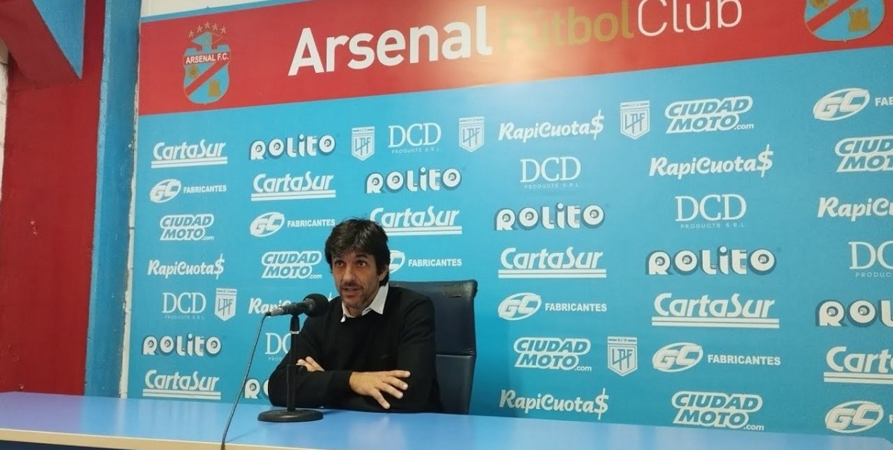 Dirigió 14 y perdió 9: se fue el DT de Arsenal