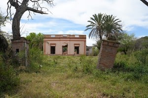 Mepenes 5749. En medio de un terreno que ocupa una manzana se erige la casona de lo que habría sido la antigua aduana seca del puerto de Colastiné Norte, hoy en completo abandono y mal estado. Juan Vittori