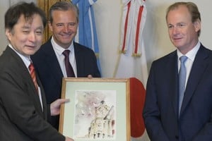 El embajador japonés en su visita a Entre Ríos junto a Gustavo Bordet y Adán Bahl.