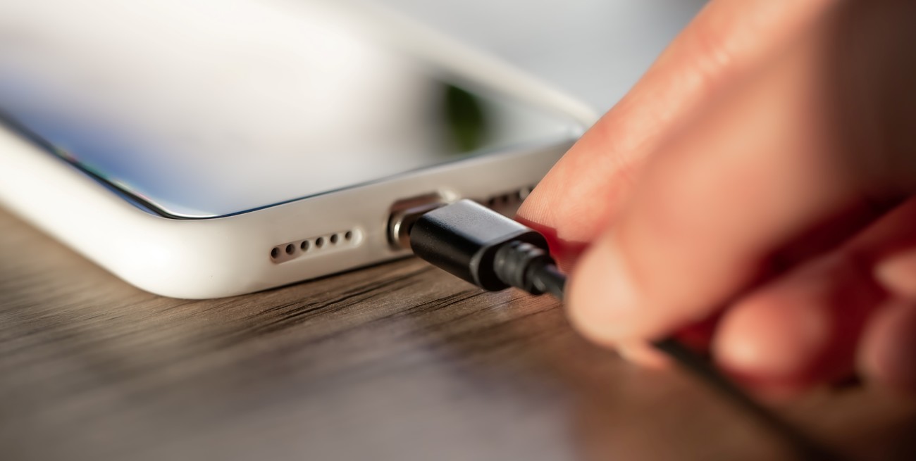 La regulación de cargadores de celulares en Europa que obligó el cambio de un histórico modelo