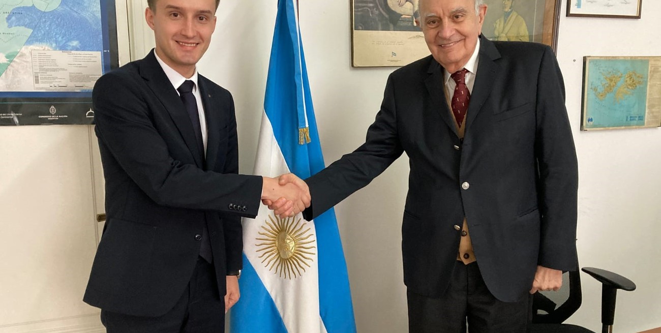 Politólogos ucranianos llegaron al país y se reúnen con funcionarios nacionales para acercar posiciones