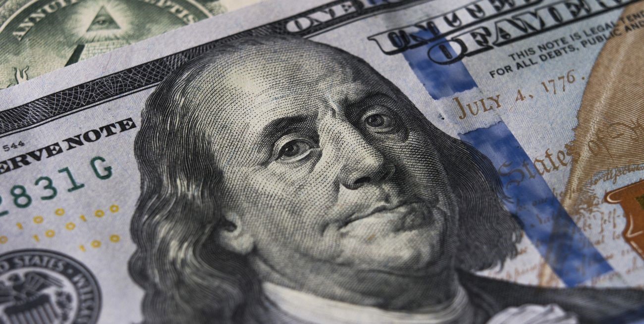 El dólar blue bajó tras el decreto de desregulación: a cuánto cerró este jueves