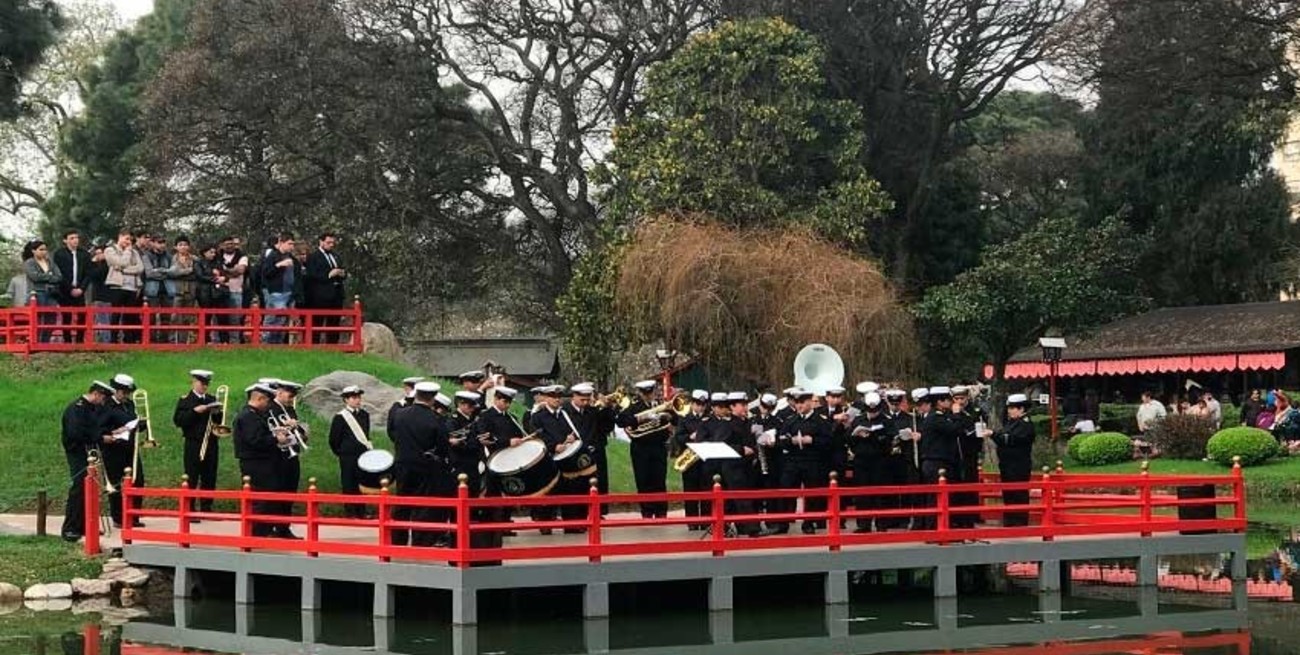 Emotiva presentación de la Banda de Música de la Armada en el Jardín Japonés de Buenos Aires