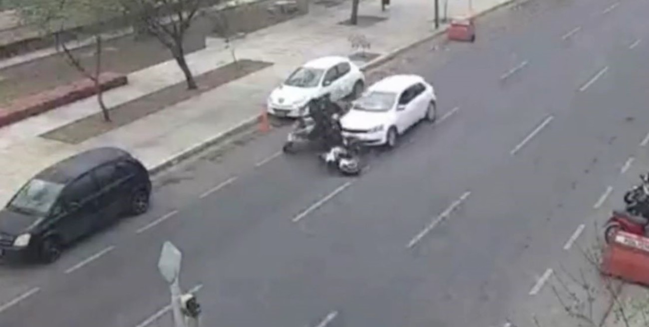 Video: atropellaron a dos policías motorizados en la Costanera de Córdoba