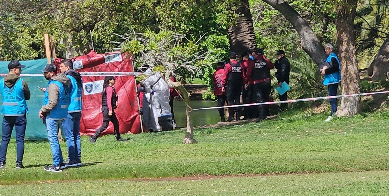 Misterio: hallaron un cuerpo flotando en los lagos de Palermo