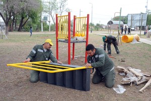 En la Plaza Evita se llevan adelante tareas en cartelería, mobiliario urbano, veredas perimetrales, iluminación y puesta en valor de juegos. Gentileza Municipalidad