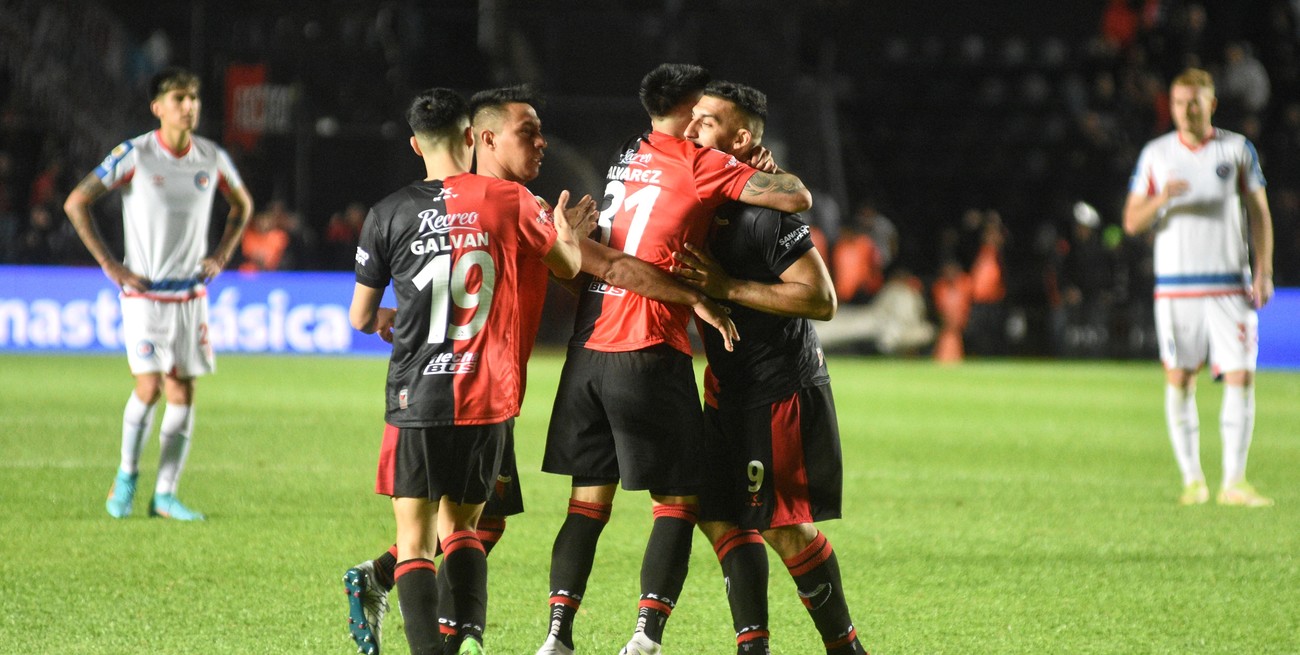 Colón reaccionó, derrotó a Argentinos y salió de zona de descenso