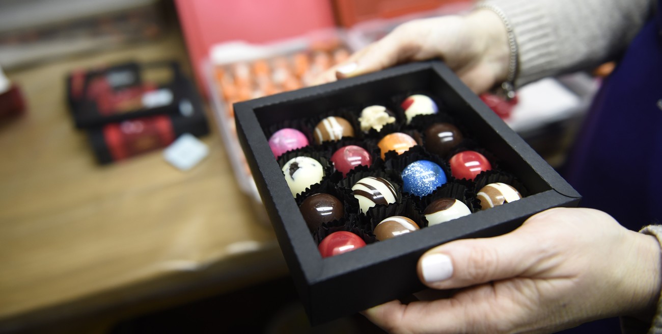 Un vestido y una caja de bombones