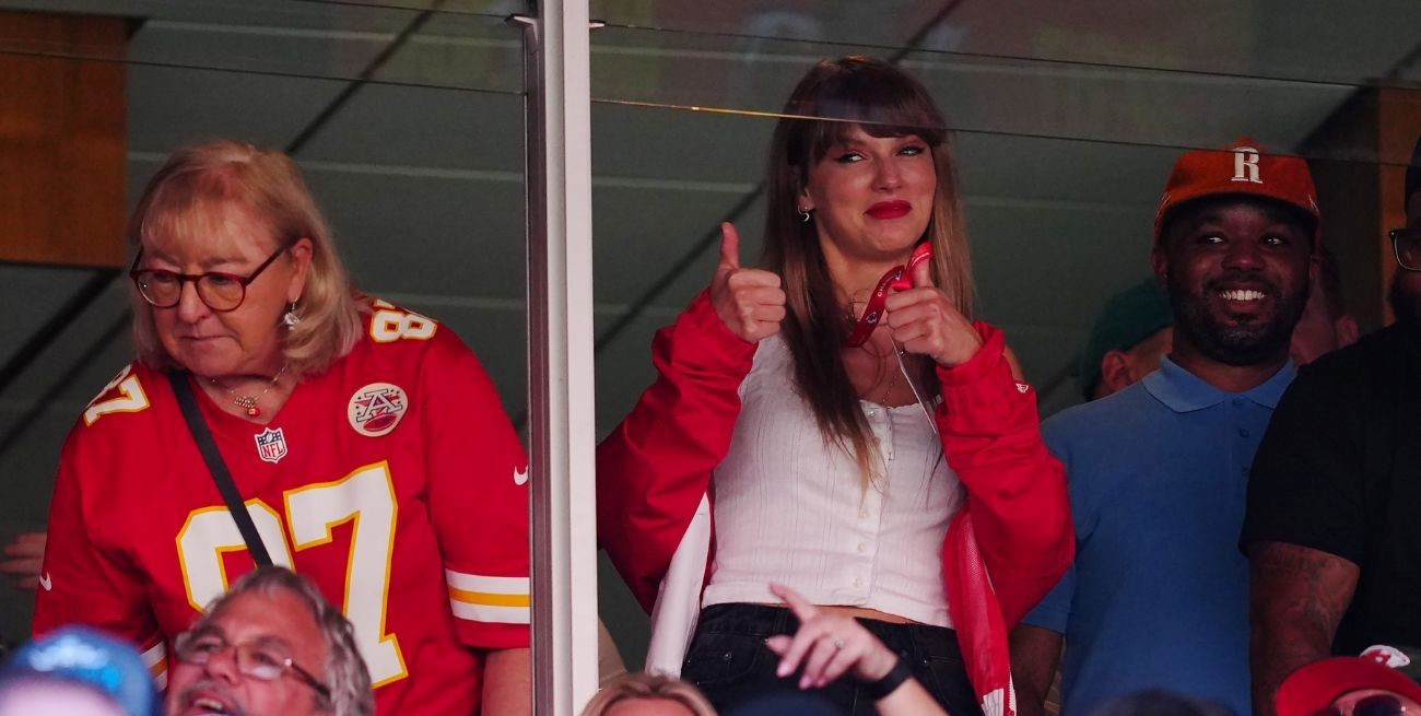 Se rumorea que está de novio con Taylor Swift y las ventas de su camiseta aumentaron un 400%