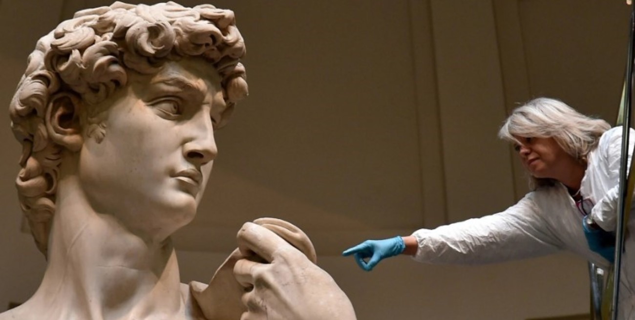 Limpiarán el "David" de Miguel Ángel: tiene arañas, fibras de ropa y polvo dejado por turistas