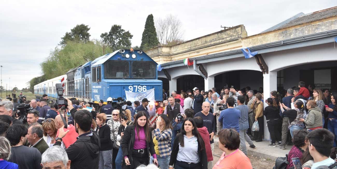 En tren a Laguna Paiva: un viaje "a prueba" activó nostalgias y la ilusión de verlo rodar 