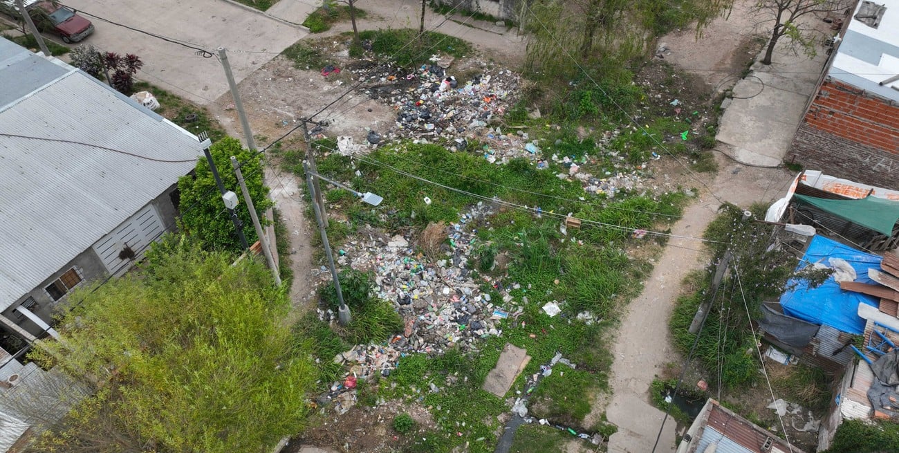 Un espacio "muerto" en Santa Rosa de Lima se convirtió en basural y preocupa a vecinos