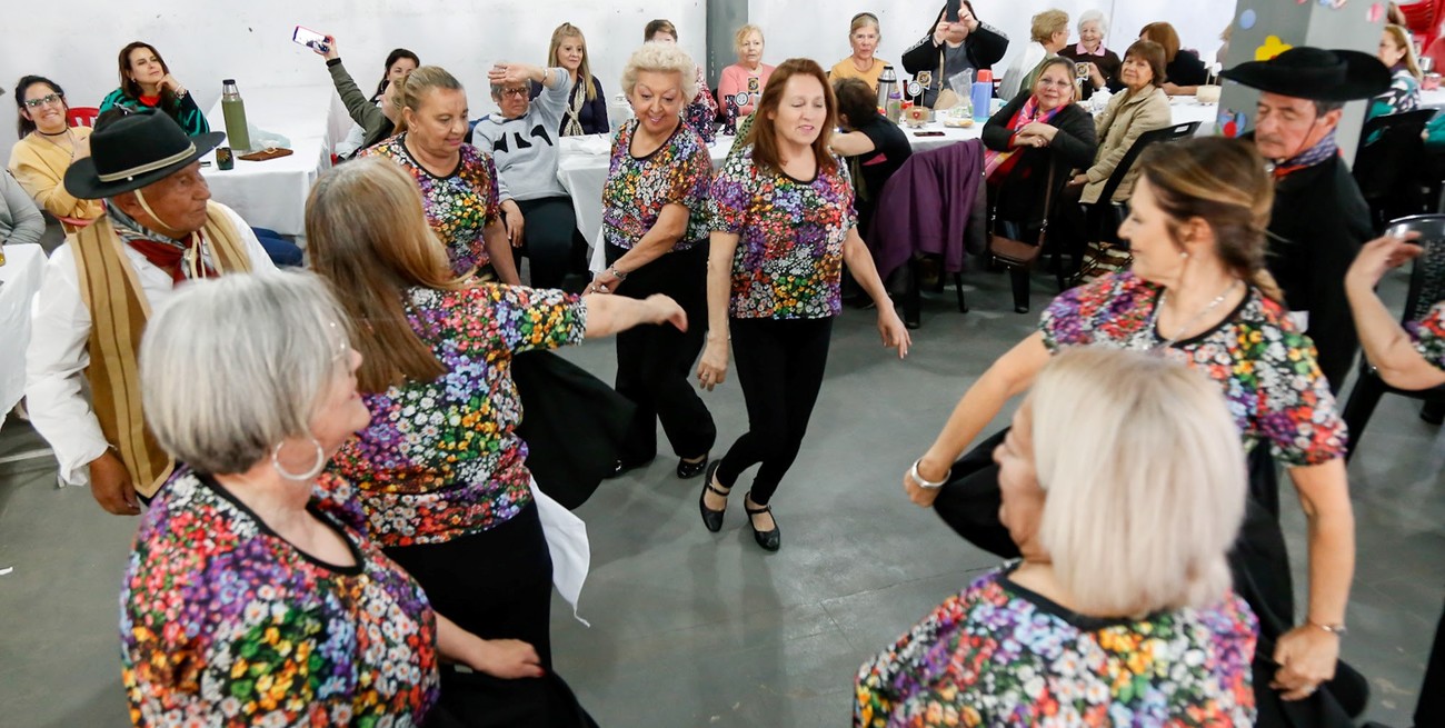 Y se armó el "bailongo": una emotiva peña con tango y folclore para adultos mayores