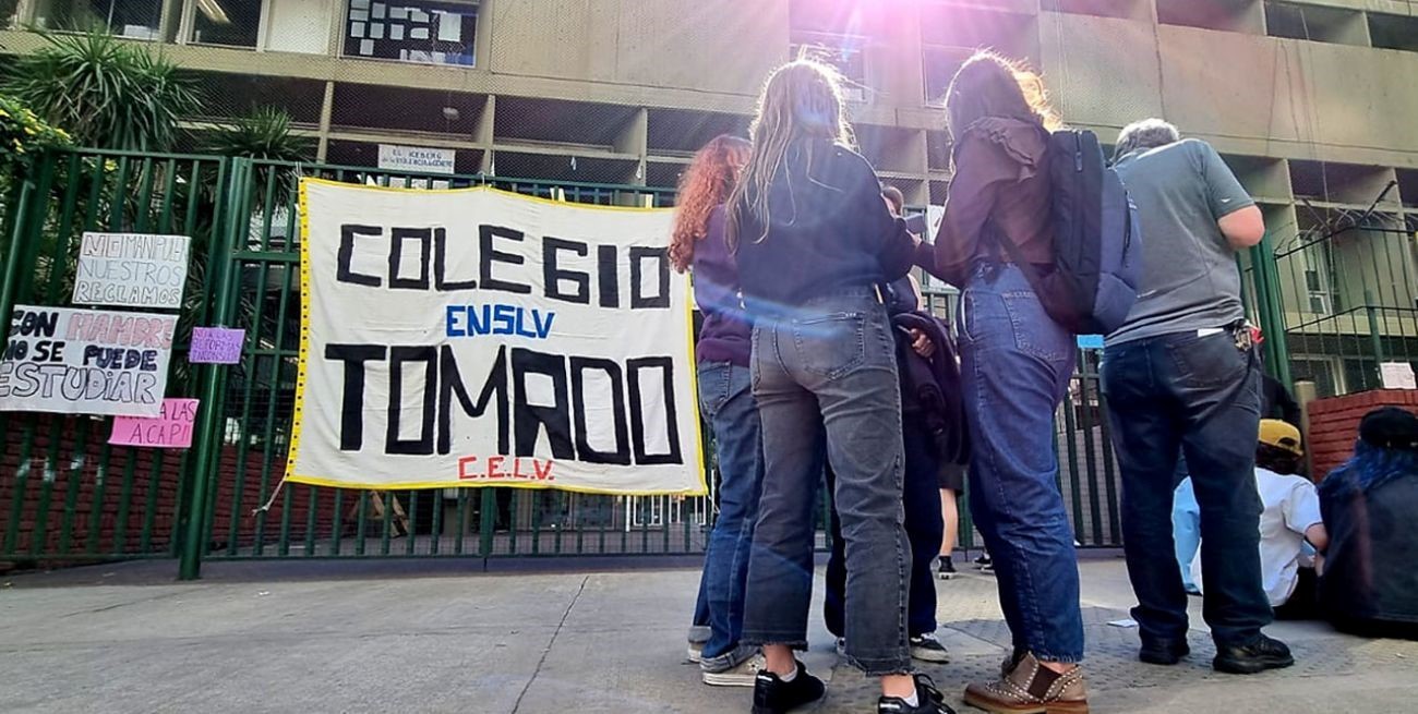 Sus hijos tomaron escuelas hace un año y ahora deben pagar 1,4 millón de pesos