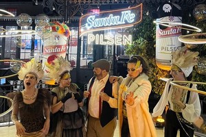 Música en vivo, intervenciones teatrales, latas disfrazadas y alrededor de 300 invitados que acompañaron el anuncio.