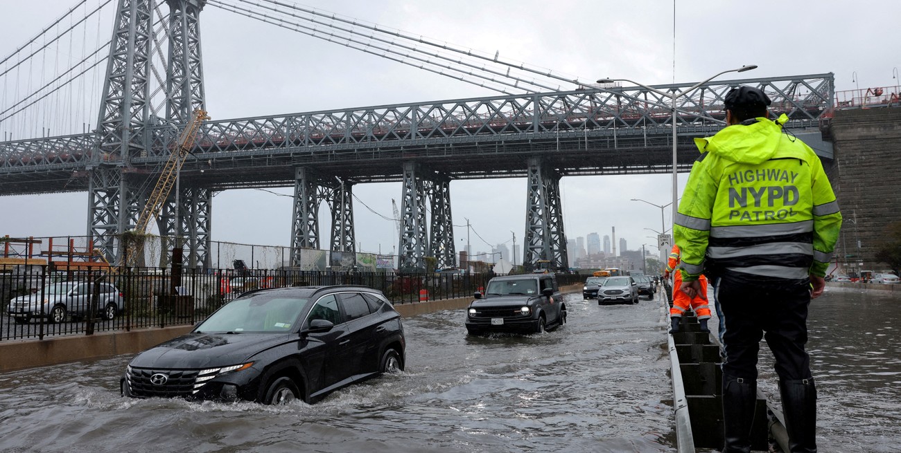 Colapsaron los servicios en Nueva York por fuertes lluvias sin precedentes