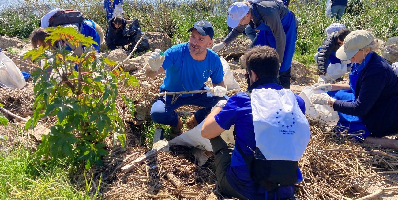 Embajadores de la Unión Europea limpiaron toneladas de basura en la costa bonaerense