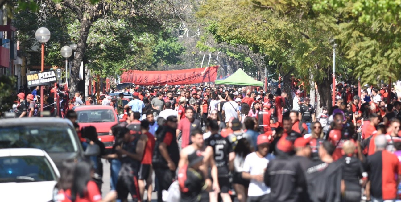 La previa de los hinchas de Colón a metros del estadio