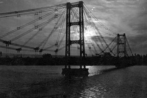 Puente Colgante de Santa Fe. Construcción emblemática de la ciudad. Derrumbado parcialmente en 1983, fue restaurado y reinaugurado en el año 2002. Crédito: Archivo El Litoral /Colección Alberto Francioni